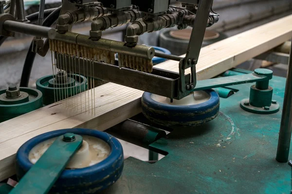 Afbeelding van lijm toegepast op hout voor productie — Stockfoto