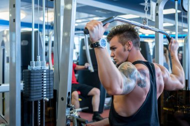 Vücut geliştiricisinin simülatörde yaptığı egzersizin arka planı