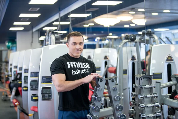 Spor salonunda. Kameraya poz kas fitness eğitmeni — Stok fotoğraf