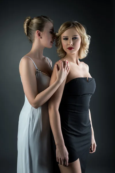 Dvě krásné mladé ženy v koktejlové šaty — Stock fotografie