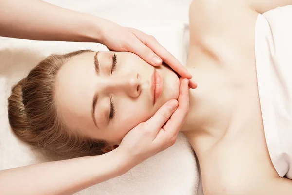 Spa. Mujer disfrutando de anti-envejecimiento masaje facial — Foto de Stock