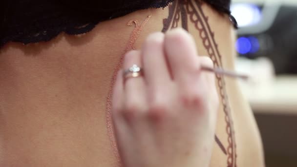 Mehendi meester vestigt op meisjes maag, close-up — Stockvideo