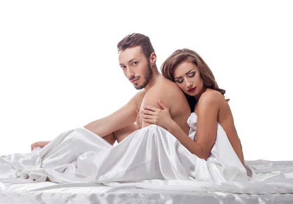 Erotik. Liebendes Paar im Bett, isoliert auf weiß — Stockfoto