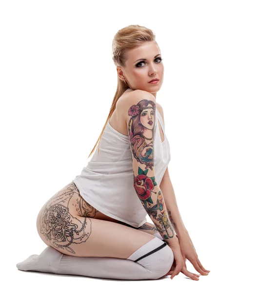 Image de belle jeune femme avec corps tatoué — Photo