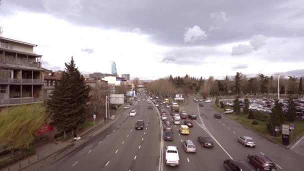 Взгляд на дорожное движение в Цхинвали, Грузия — стоковое видео
