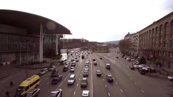Kijk op het wegverkeer in de buurt van het ministerie van Justitie — Stockvideo