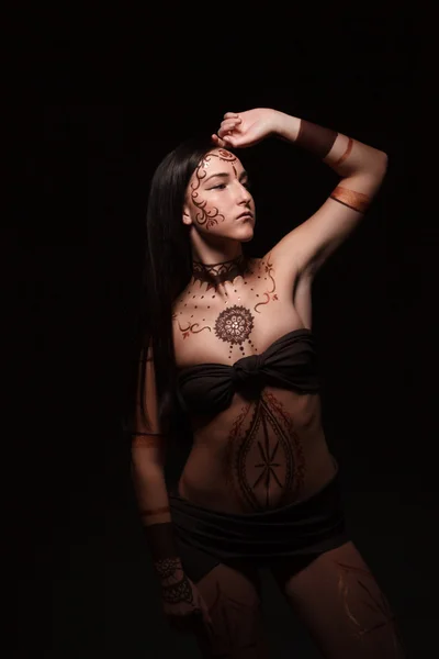 Mehendi. schöne Mädchen mit Mustern auf ihrem Körper — Stockfoto