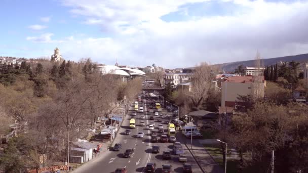 Grúzia. A közúti forgalom napos Tavasz — Stock videók
