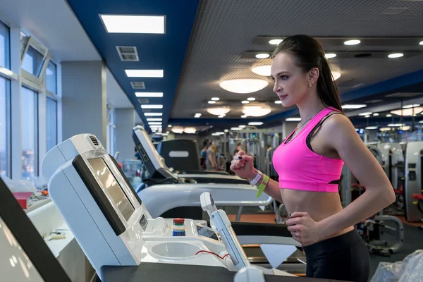 Shot de chica enfocada corriendo en la cinta de correr en el gimnasio — Foto de Stock