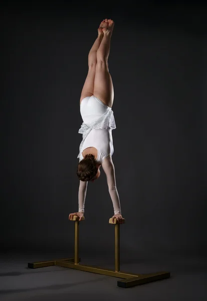Гимнастика. Снимок гибкой женщины, делающей стойку на руках — стоковое фото