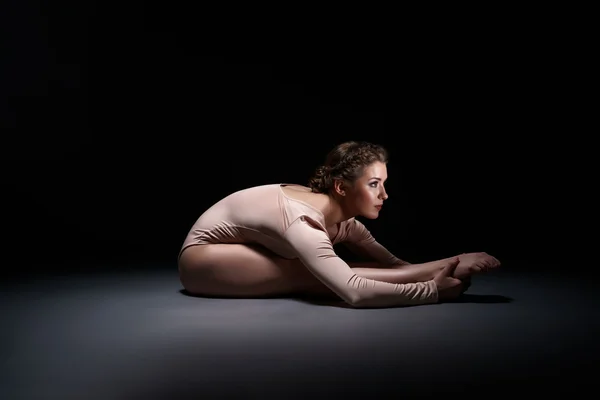 Studio foto av målmedveten gymnast utbildning — Stockfoto