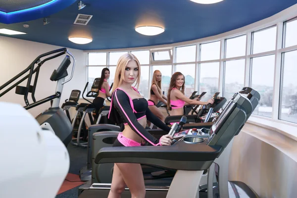 Grupo de meninas bonitas formação em centro de fitness — Fotografia de Stock