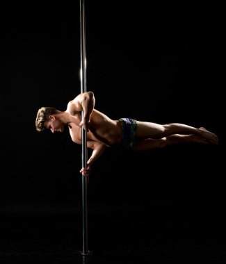 Pylon 'da dans eden yakışıklı adamın stüdyo fotoğrafı.