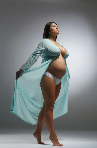 Belle femme enceinte posant en négligee — Photo