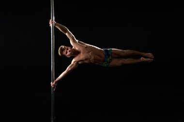 Pole dans. Dansçı ile gergin yüz görüntü