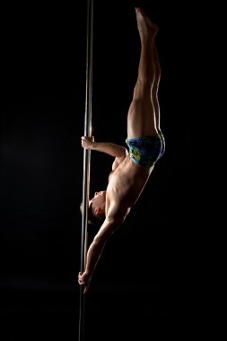Pole dans. Güçlü adam kameraya poz fotoğraf