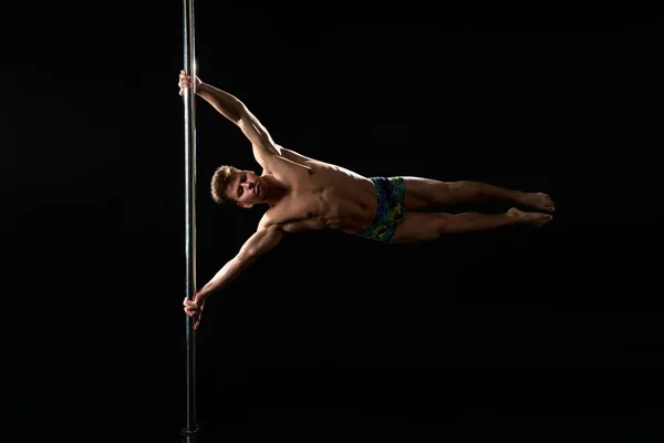 Pole dance. Immagine di una ballerina dal viso teso — Foto Stock