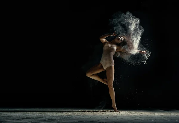 Foto incrível de mulher graciosa dançando com poeira — Fotografia de Stock