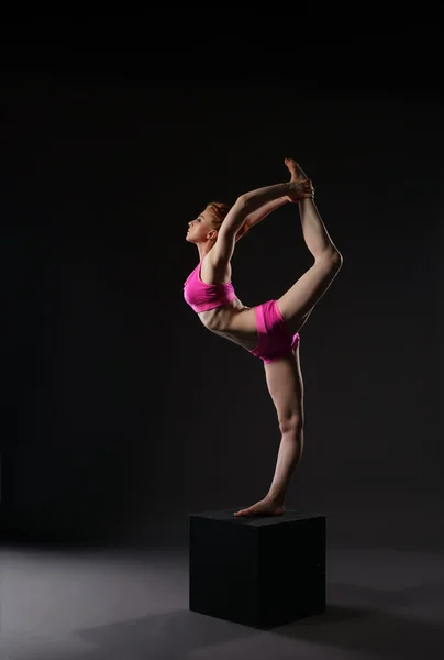 Rossa ballerina facendo verticale ginnastica split — Foto Stock