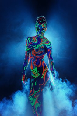 Erotik ve fütürizm. Çıplak kız pozlar Uv ışık