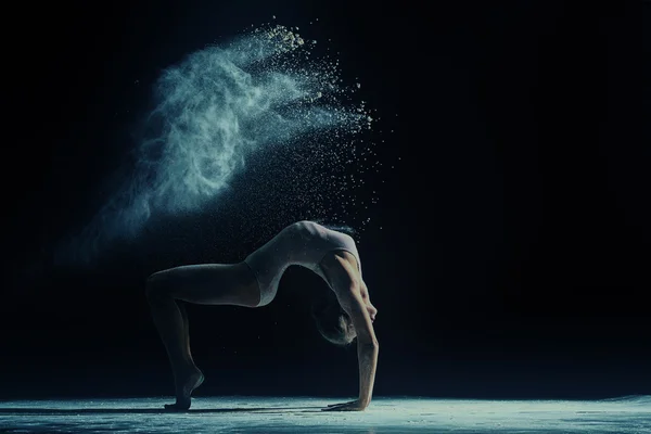 Concetto fotografico. Ballerina in nuvola di polvere — Foto Stock