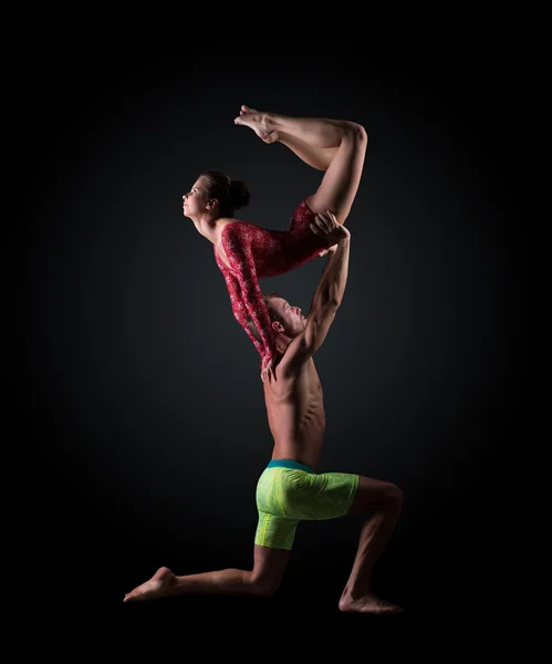 Les jeunes athlètes effectuent un soutien acrobatique — Photo