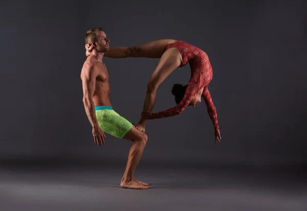 Coppia di acrobati che eseguono trick in studio — Foto Stock