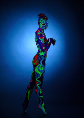 Vücudunda parlayan desenleri ile poz çıplak kız