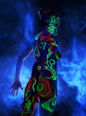 Vücut sanatı Uv ışık ile çıplak kız arkadan görünüş