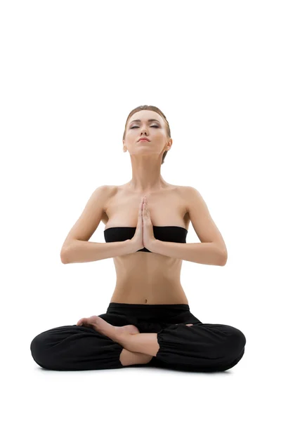 Hübsche meditierende Frau sitzt in Lotusposition — Stockfoto