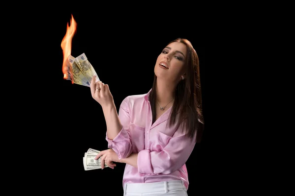 Concepto de crisis financiera. La mujer quema dinero — Foto de Stock