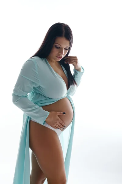 彼女の腹に触れる魅力的な妊婦 — ストック写真