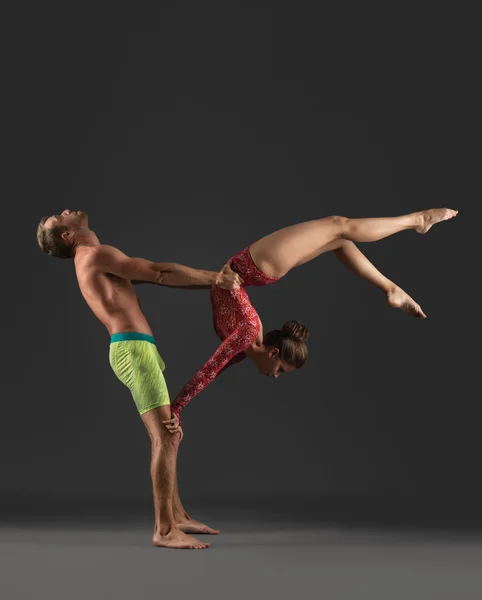 Dupla acrobática posando enquanto pratica em estúdio — Fotografia de Stock