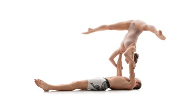 Studio akrobatik duo trenler. Beyaz izole