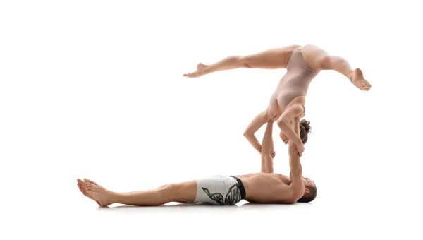 A dupla acrobática treina em estúdio. Isolado em branco — Fotografia de Stock