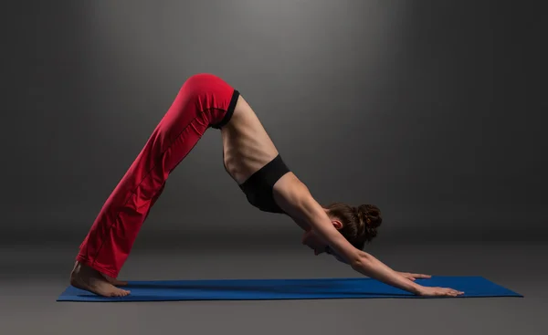 Mujer bastante caucásica practicando yoga en estudio —  Fotos de Stock