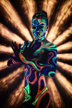 Clubbing. Ultraviyole ışık pozlar çıplak kız