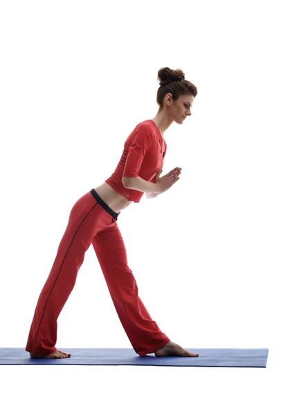 Ładna kobieta praktykowania jogi. Na białym tle — Zdjęcie stockowe