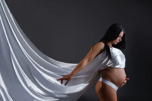 İpek ile poz güzel hamile kadın fotoğrafı — Stok fotoğraf