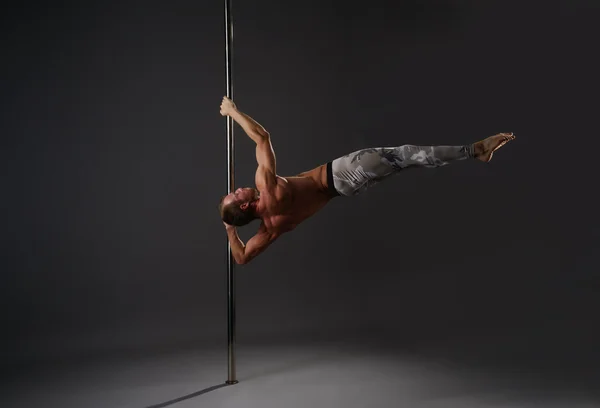 Gimnasta fuerte haciendo ejercicio sobre pilón en el estudio —  Fotos de Stock