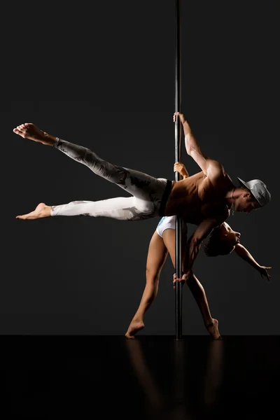 Anmut und Stärke. Paar tanzt auf Pylon — Stockfoto