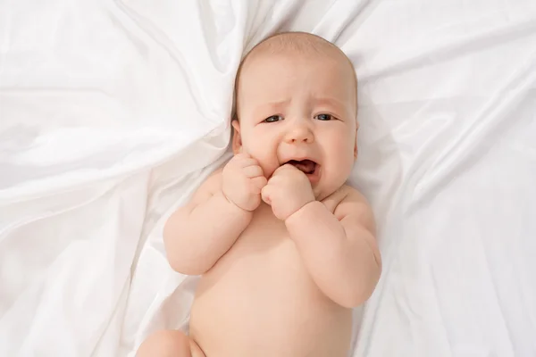 Vista superior del bebé llorando mientras mira la cámara —  Fotos de Stock
