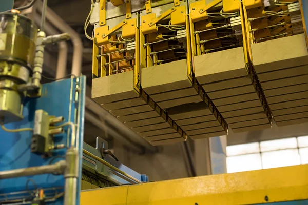 Ziegelei. Bild der Produktionsmaschine mit Ziegeln — Stockfoto