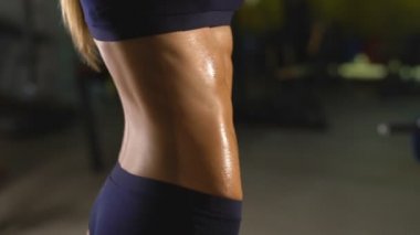 Güzel kız trenler yakın çekim görünümünü acına üzerinde