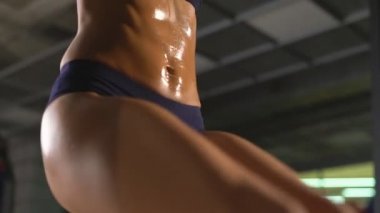 Acına kadın trende yakın çekim terli gövde