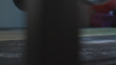 Vücut yakın çekim görünümünü halter atar