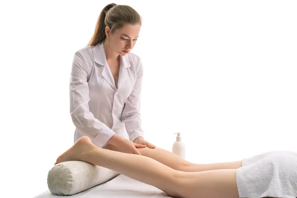 Donna che fa massaggio sui piedi del cliente — Foto Stock