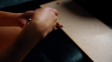 Kadın siyah koltukta BDSM araçlarını göster