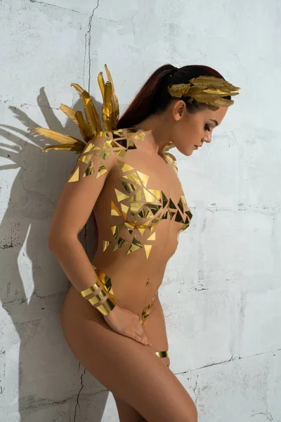 Bruna sensuale con nastro adesivo dorato sul corpo — Foto Stock