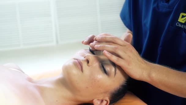 Zavřít pohled na osteopata uzdravující hlavu ženy — Stock video